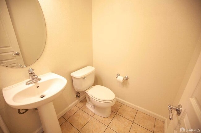 Building Photo - Beautiful updated 3-level, 3BR2.5BA and 2-car garage townhome!