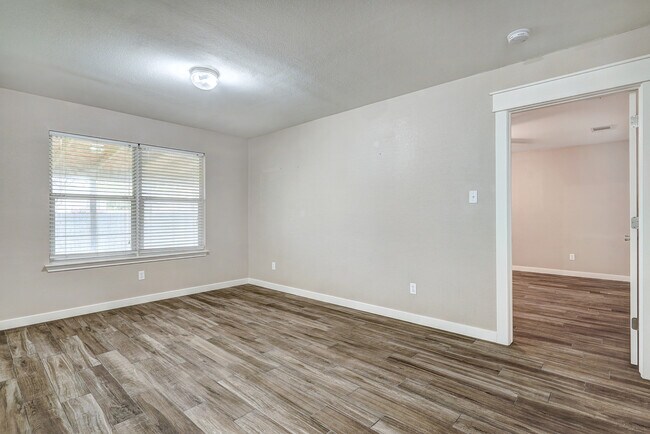 Building Photo - 707 Estancia Way