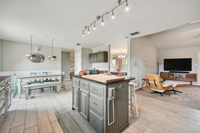 Building Photo - 9209 Rock Way Dr