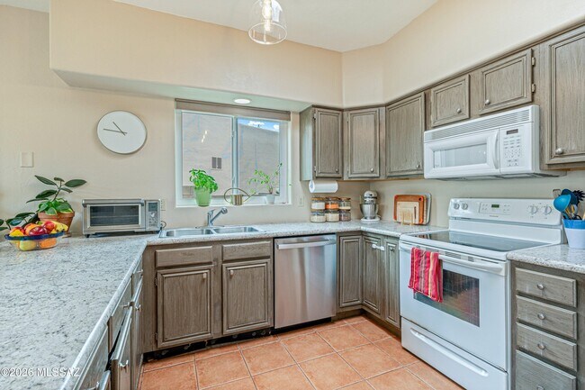 Building Photo - 6486 N Sun Bluff Dr