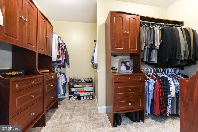 Building Photo - 24900 Fox Run Ln