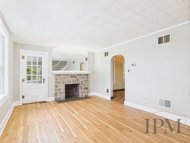 Building Photo - Available Now - Spacious 3-bedroom Home Lo...