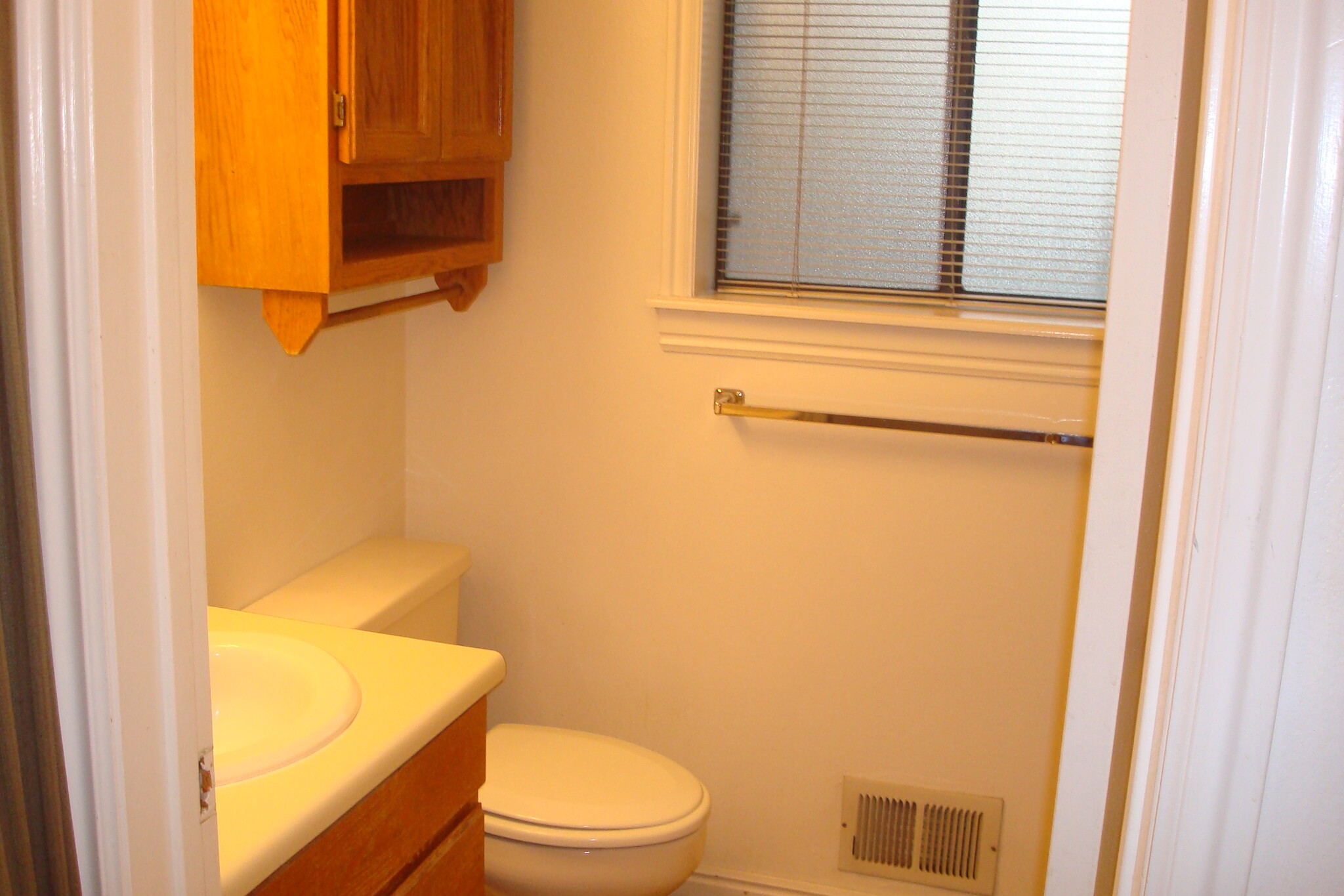 Full Bathroom - 541 E 500 N