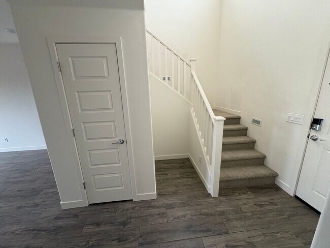 Building Photo - Modern 3-Bedroom + Loft + Den in Gated Pho...
