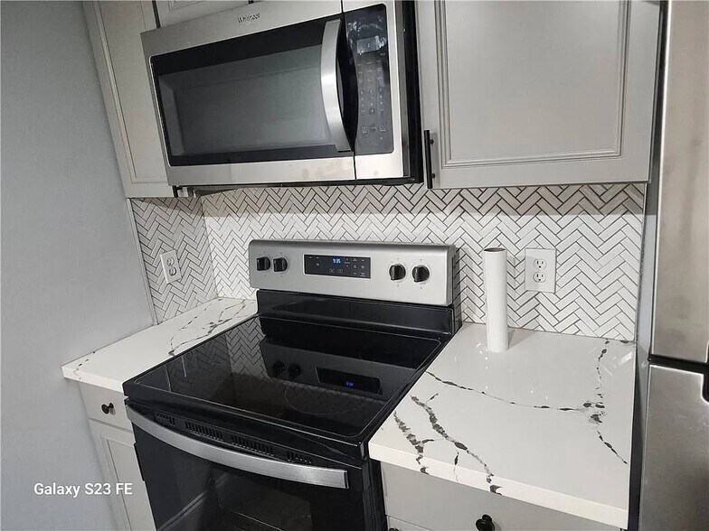 Building Photo - 324 Camelia Ave