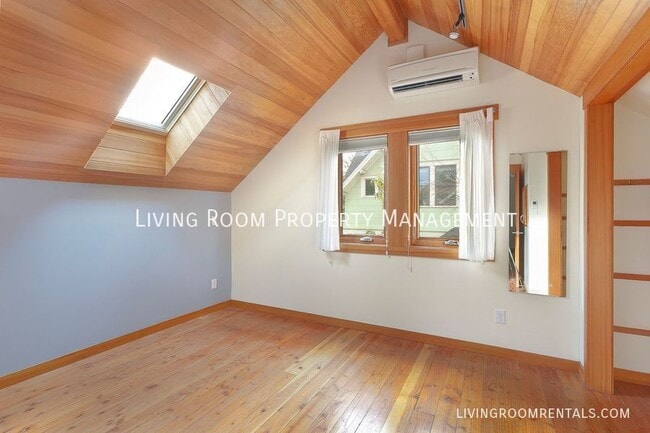 Building Photo - 1501 SE Holly St