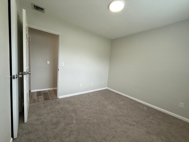 Building Photo - 6003 W Harwood Ave