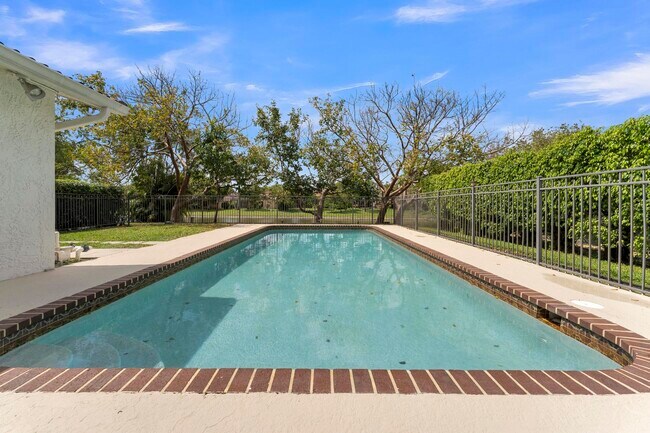 Building Photo - 10084 Camelback Ln