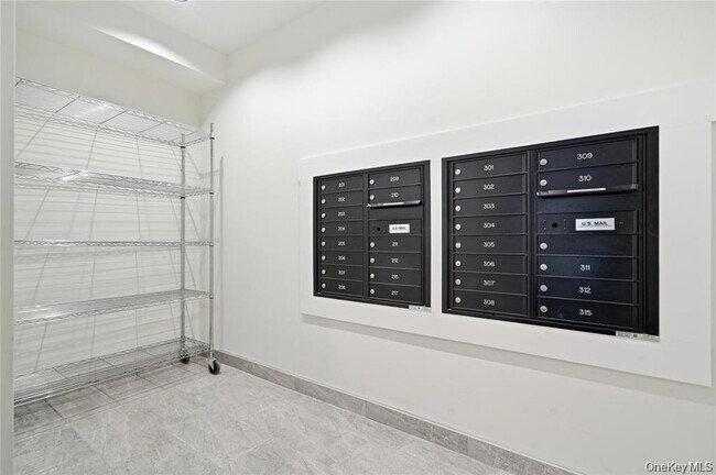 Building Photo - 180 Deer Park Ave