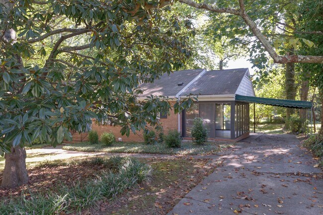 Building Photo - Gorgeous 3 bed 2 bath home with finished basement/carport in NW Greensboro! Lawn care included.