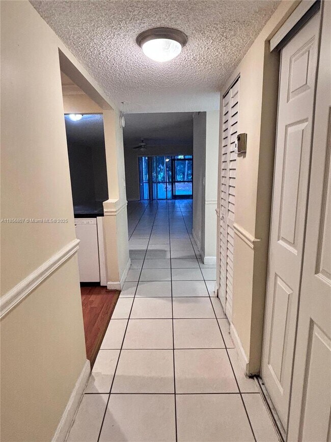 Building Photo - 430 Commodore Dr