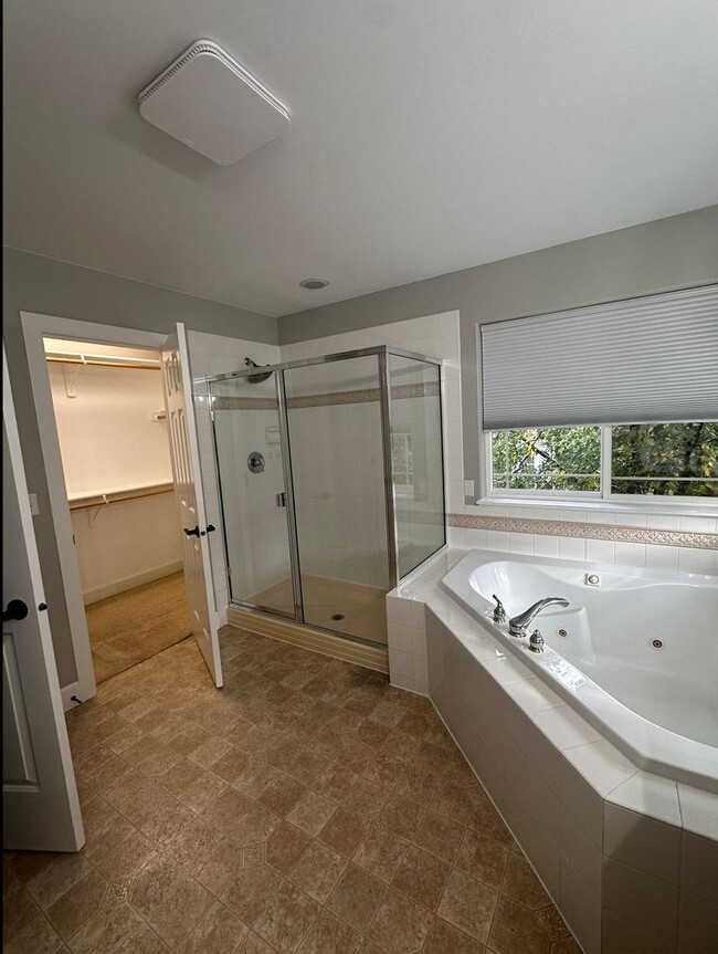 Building Photo - Stunning 3 level home with beautiful views