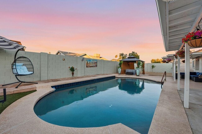 Building Photo - 7926 W Dahlia Dr