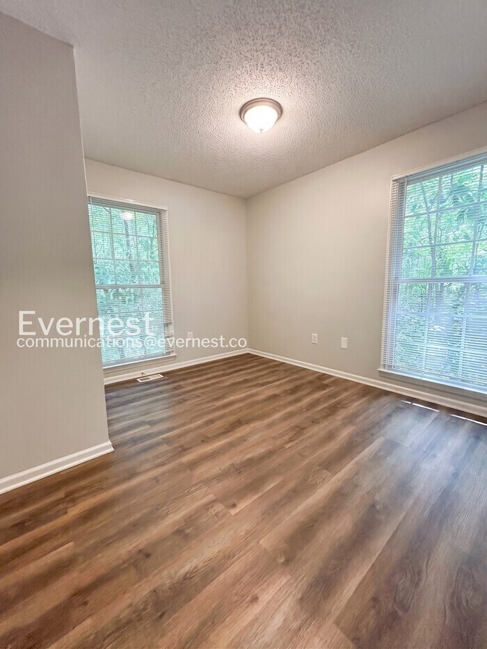 Building Photo - 119 Creek Branch Dr