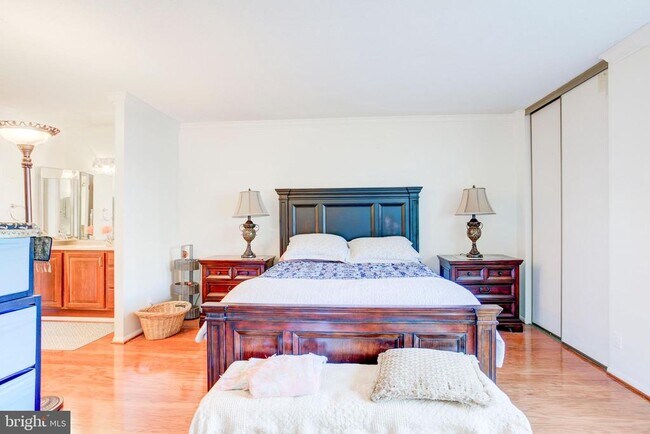 Building Photo - 307 Yoakum Pkwy