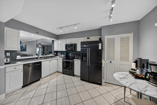 Building Photo - 2200 S Cypress Bend Dr