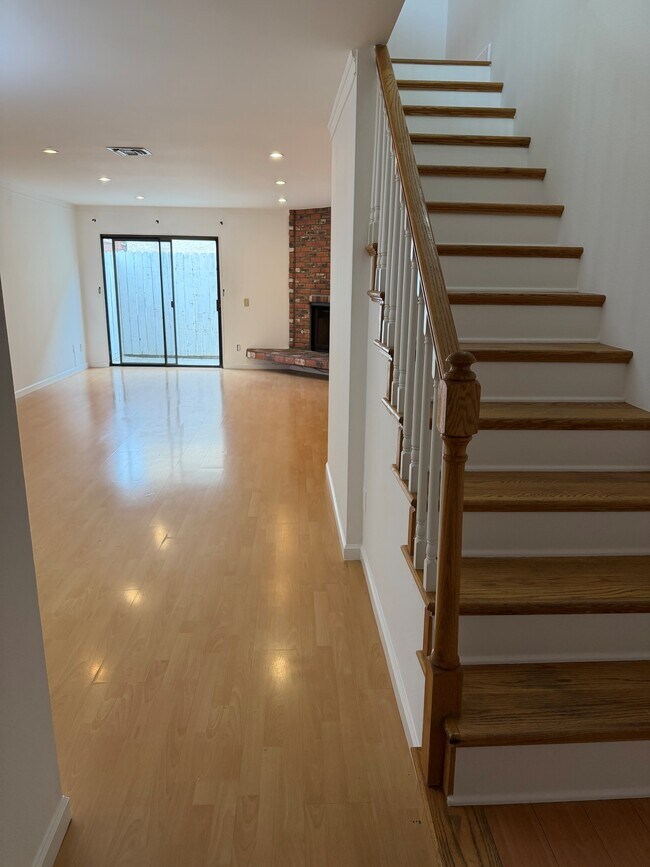 Building Photo - 557 E Tujunga Ave