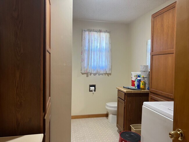 Building Photo - 2 bedroom, 1.5full bath House for rent on ...
