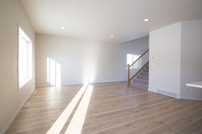 Building Photo - 3 Bed 2.5 Bath Single Family Home