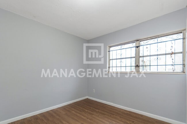 Building Photo - 1464 W 6th St