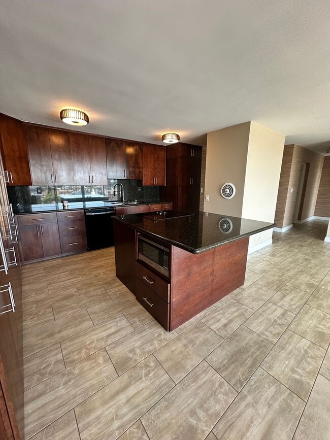 Building Photo - Spacious 2 Bedroom 2 Baths Condo with Wate...