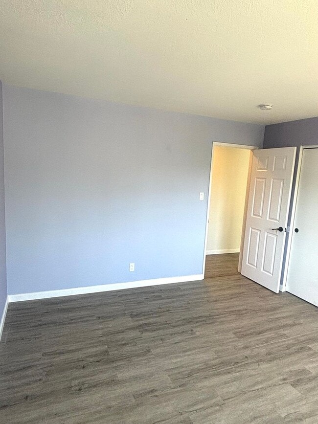 Building Photo - Redwood City Apartments Unit 5