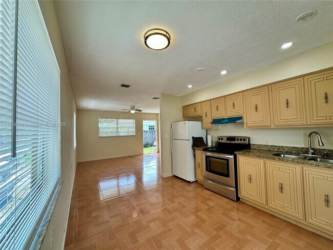 Building Photo - 6035 SW 39th St