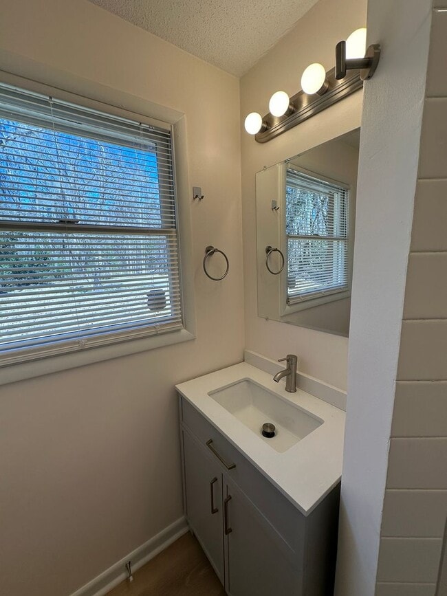 Building Photo - 3 BED | 2 BATH | TWO CAR GARAGE | LARGE FRONT AND BACK YARDS | AVAILABLE NOW