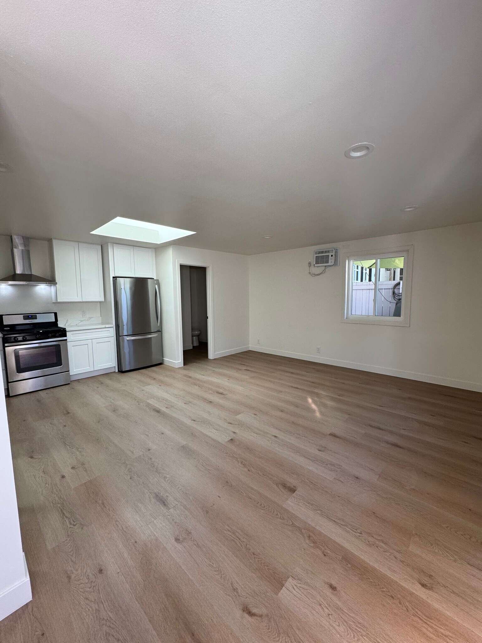 Building Photo - 6534 Peach Ave