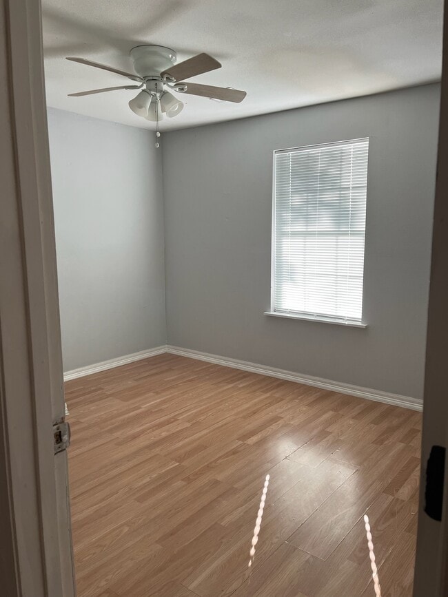 Building Photo - 8826 Crestview Dr