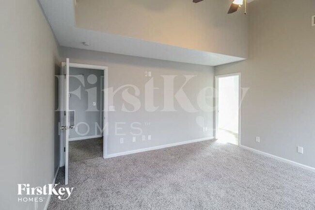 Building Photo - 670 Burtons Cove