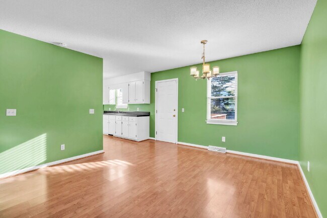 Building Photo - 3BR/2BA Cul-de-Sac Retreat Minutes from Downtown..Fenced Yard & Deck! $2100/mo rent