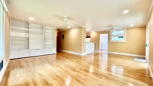 Building Photo - RARELY AVAILABLE 3 BEDROOM NEAR BEACH