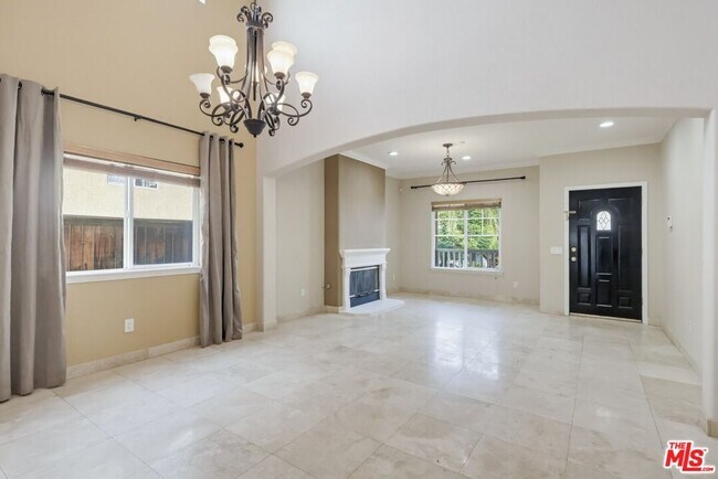 Building Photo - 5187 Knollwood Way