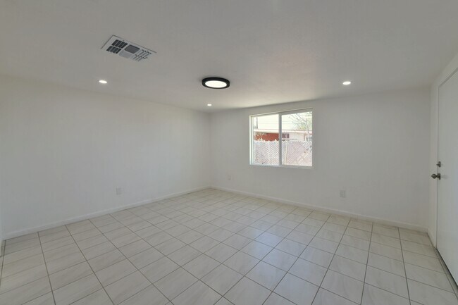 Building Photo - 5201 E 28th St