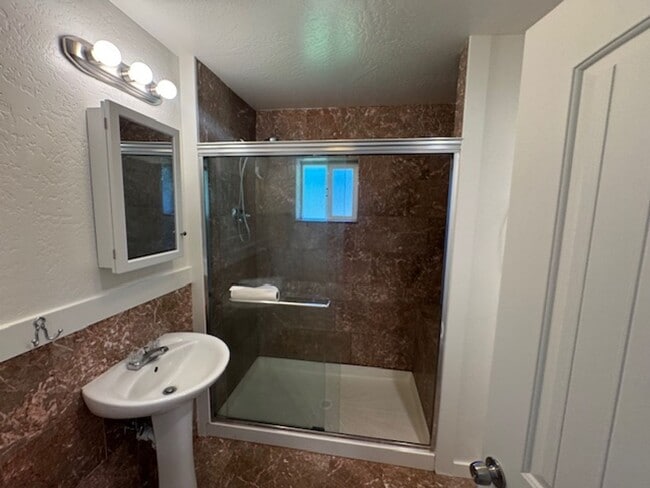 Building Photo - WELL MAINTAINED 3 BR HOME- COMFORTABLE, AFFORDABLE & GREAT LOCATION