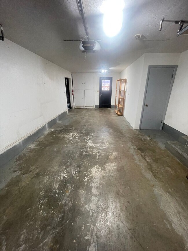 Building Photo - 515 E Elmore St
