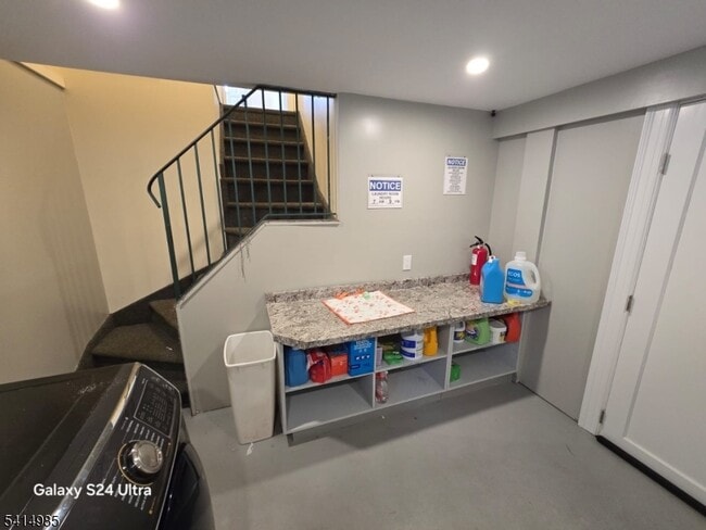 Building Photo - 133 William St