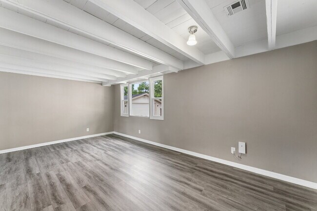 Building Photo - Charming Mid-Century Ranch Home Available Now!  1st Month's Rent is FREE!*
