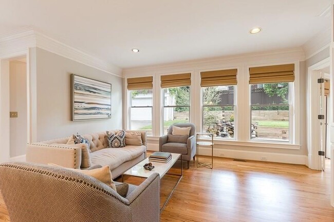 Building Photo - 1106 McLynn Ave NE