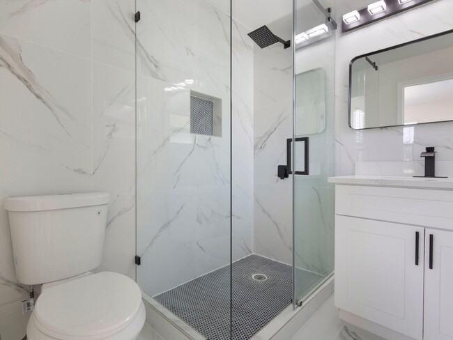 Building Photo - 992 Mohican Blvd