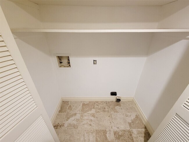 Building Photo - 700 Thicket Ln