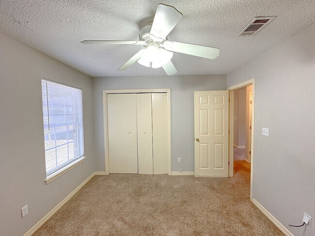 Building Photo - 3 Bedroom 2 Bath home in Marblehead Estates, located in Milton, FL!