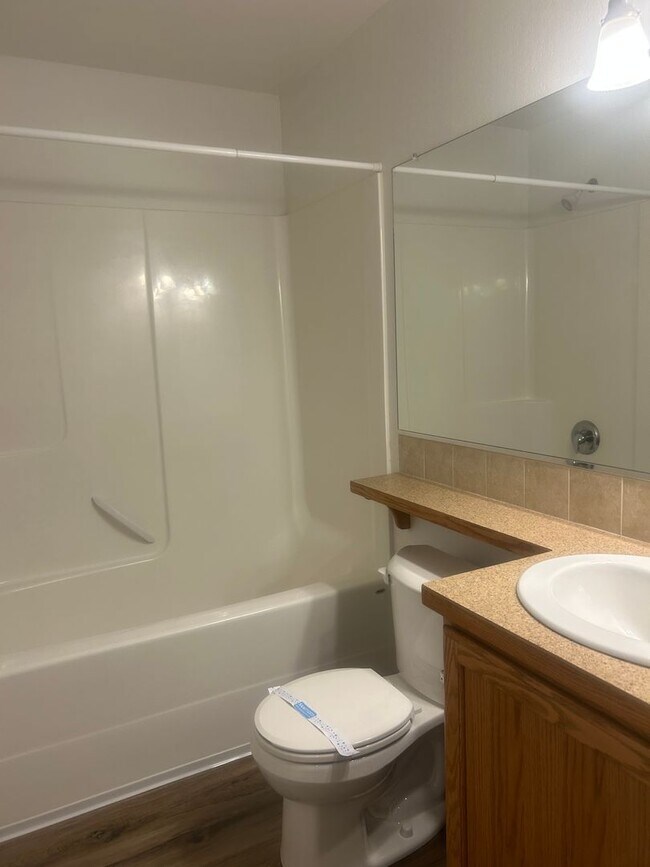 Building Photo - (870) College Street Duplex - 4 Bedroom / 2 Bathroom