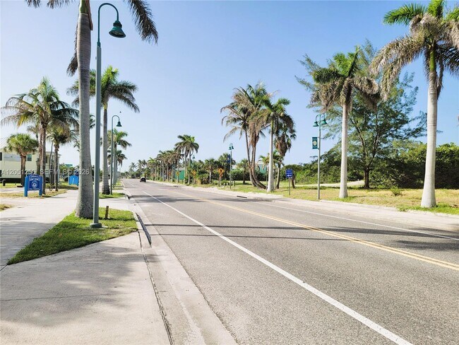 Building Photo - 307 S Ocean Dr