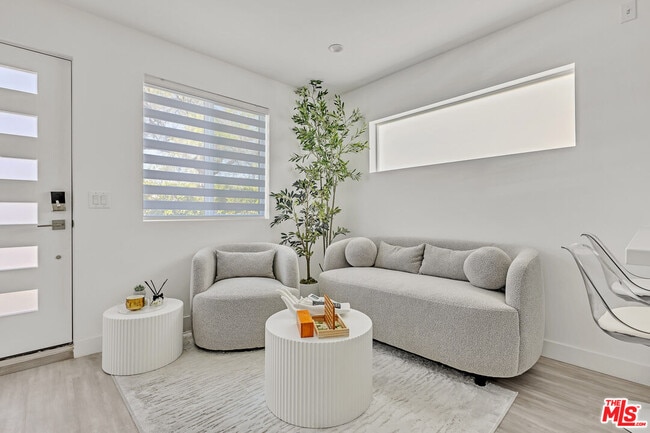 Building Photo - 7076 Park Manor Ave