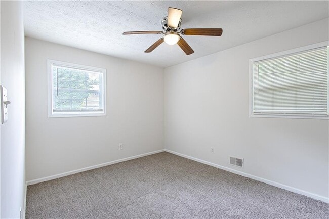 Building Photo - 1006 Hampton Ct NW