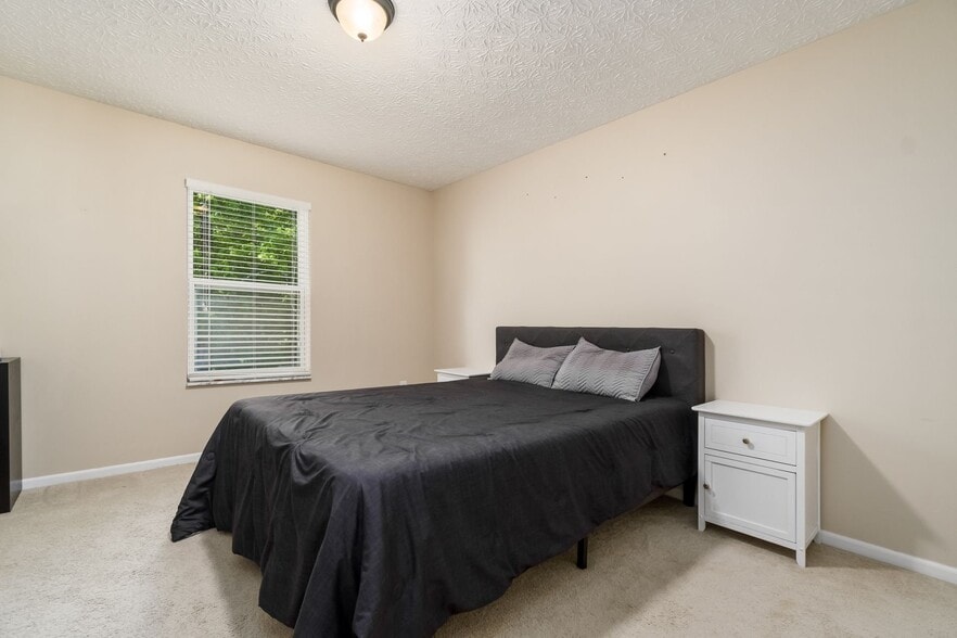 Building Photo - 315 W Hull Dr