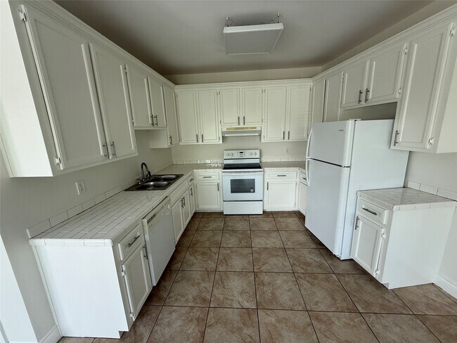 Building Photo - 2724 Crossview Dr