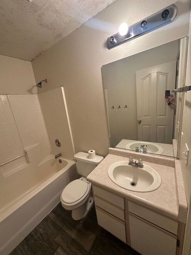 Building Photo - 4-bedroom, 2-bath apartment in Cedar City fourplex